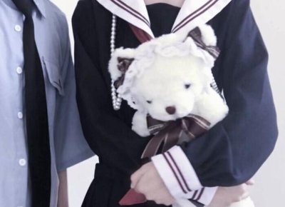 ​对视先移开眼睛的女生是反感我还是喜欢我？