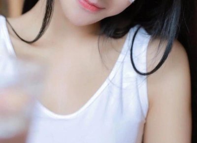 女生和你私下暧昧人前保持距离是把你当备胎吗?