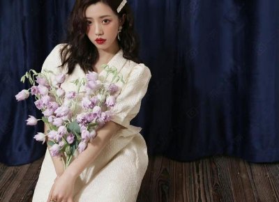 女朋友偷偷和其他异性聊天怎么办?