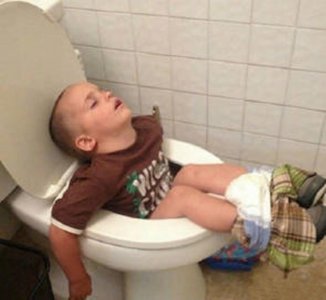 ​小孩真的是一种不管在哪里、任何姿势都能睡着的生物 你家娃是吗？