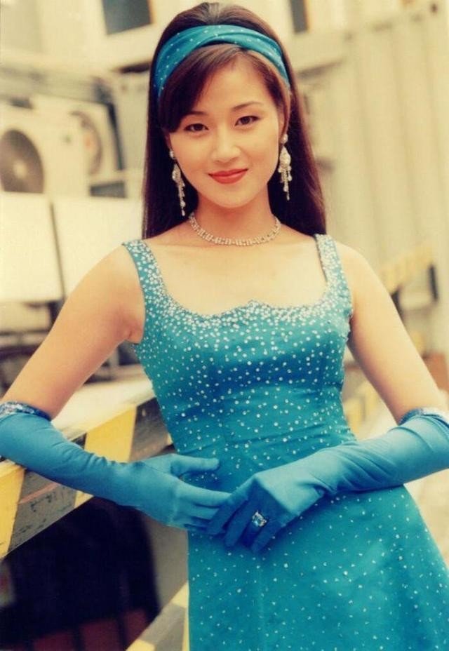 女星被大佬哄去多人运动爆料(甄子丹曾为万绮雯出气打伤流氓)