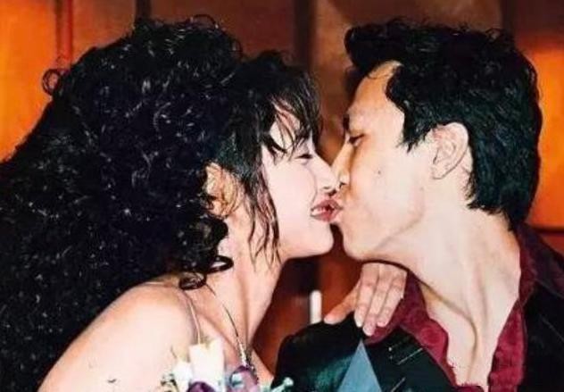 女星被大佬哄去多人运动爆料(甄子丹曾为万绮雯出气打伤流氓)