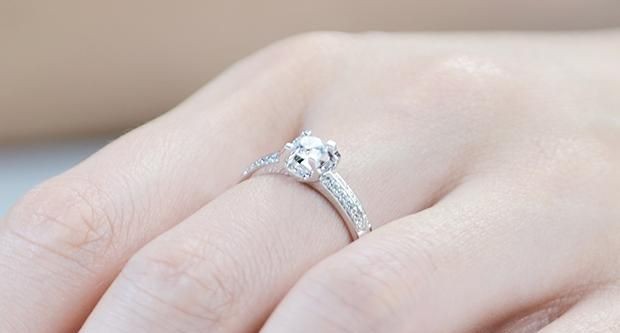 订婚戒指戴哪个手指,订婚戒指戴哪个手指?左手还是右手?图4