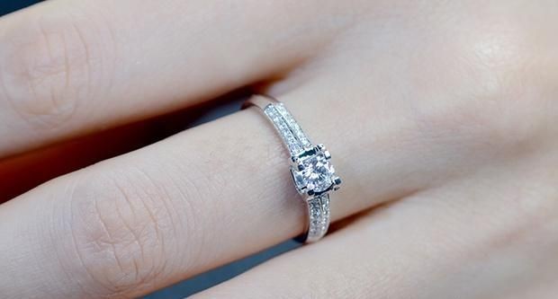 订婚戒指戴哪个手指,订婚戒指戴哪个手指?左手还是右手?图2