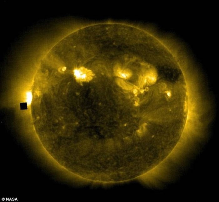 UFO爱好者们常常到处寻找一些细微的细节来提出自己的一套理论。比如这张太阳照片上的一小块黑色区域