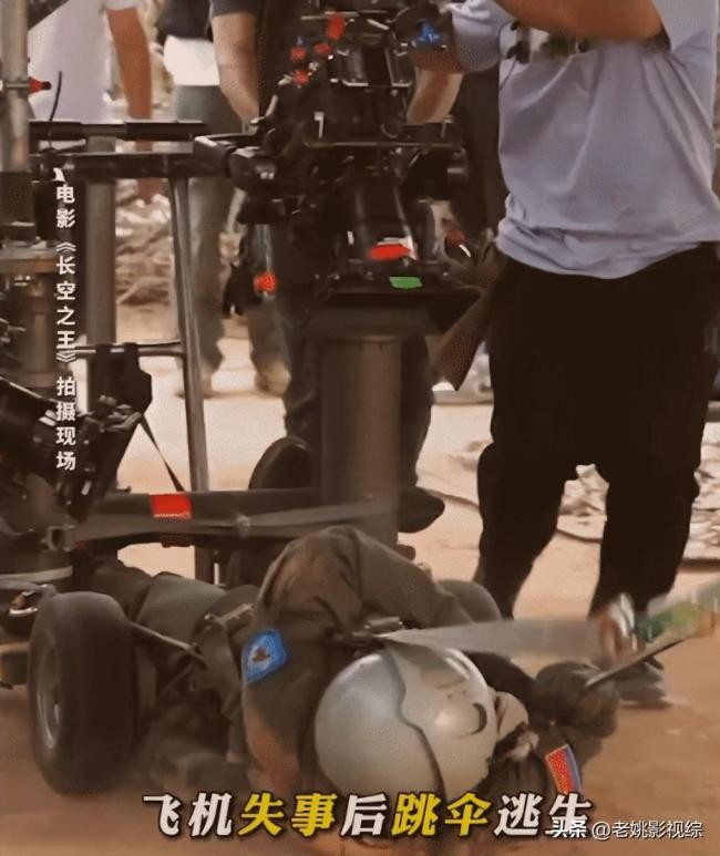 王一博片场意外翻车后扔坚持拍摄 作为他的粉丝一定很骄傲吧