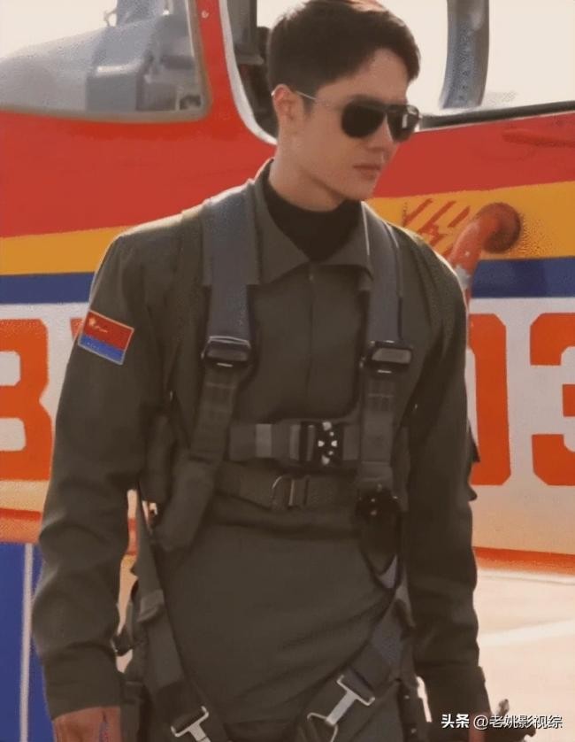 王一博片场意外翻车后扔坚持拍摄 作为他的粉丝一定很骄傲吧