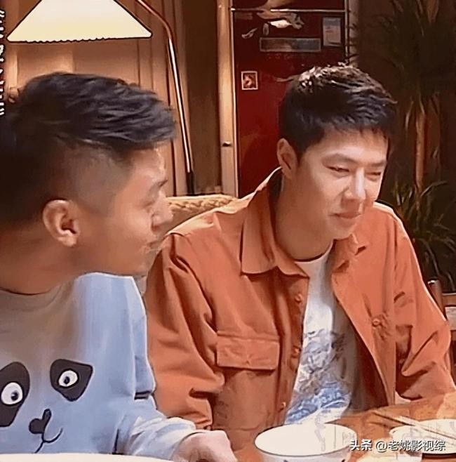 王一博片场意外翻车后扔坚持拍摄 作为他的粉丝一定很骄傲吧