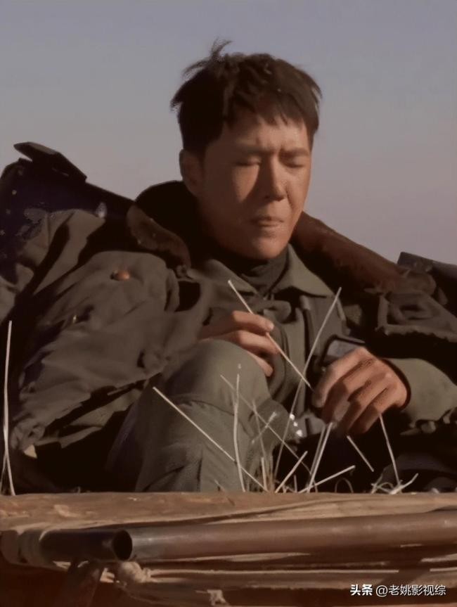 王一博片场意外翻车后扔坚持拍摄 作为他的粉丝一定很骄傲吧