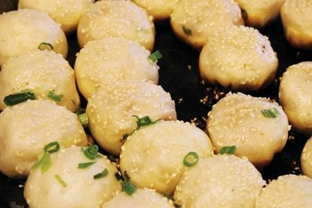 这位歌星将上海最好吃的生煎带到香港，还亲自送外卖