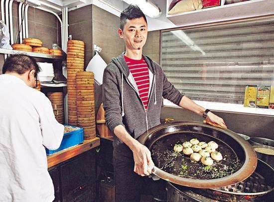 这位歌星将上海最好吃的生煎带到香港，还亲自送外卖