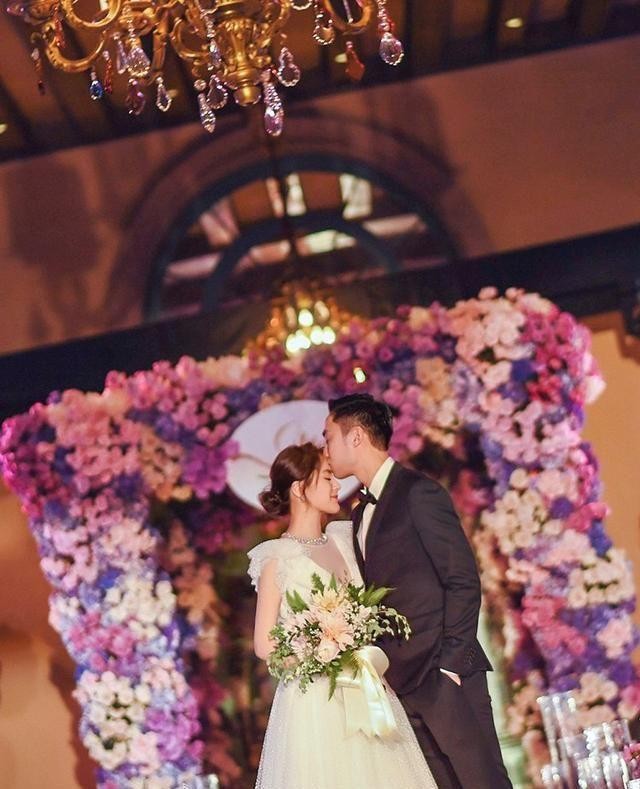 阿娇大婚!这个细节注意到没?简约深V婚纱,伴娘却是钻石裙