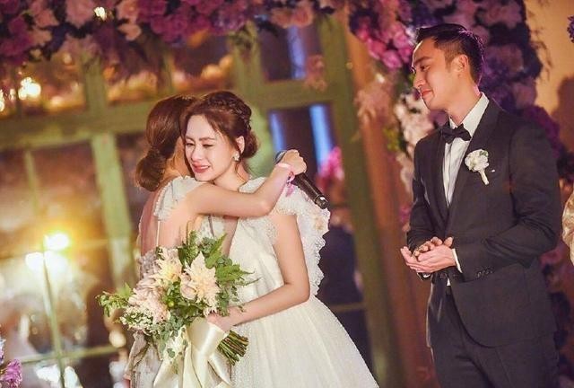 阿娇大婚!这个细节注意到没?简约深V婚纱,伴娘却是钻石裙