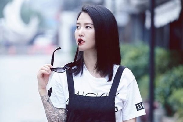 谭维维花臂纹身图案是什么 手臂上纹了满胳膊的莲花央视