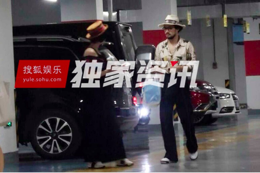 袁弘穿花衬衫和孕妇张歆艺同框,两人看着像姐妹,穿衣越来越像