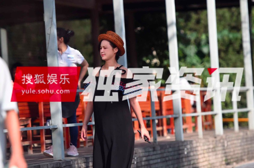 袁弘穿花衬衫和孕妇张歆艺同框,两人看着像姐妹,穿衣越来越像