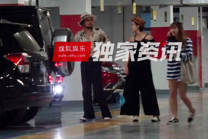 袁弘穿花衬衫和孕妇张歆艺同框,两人看着像姐妹,穿衣越来越像