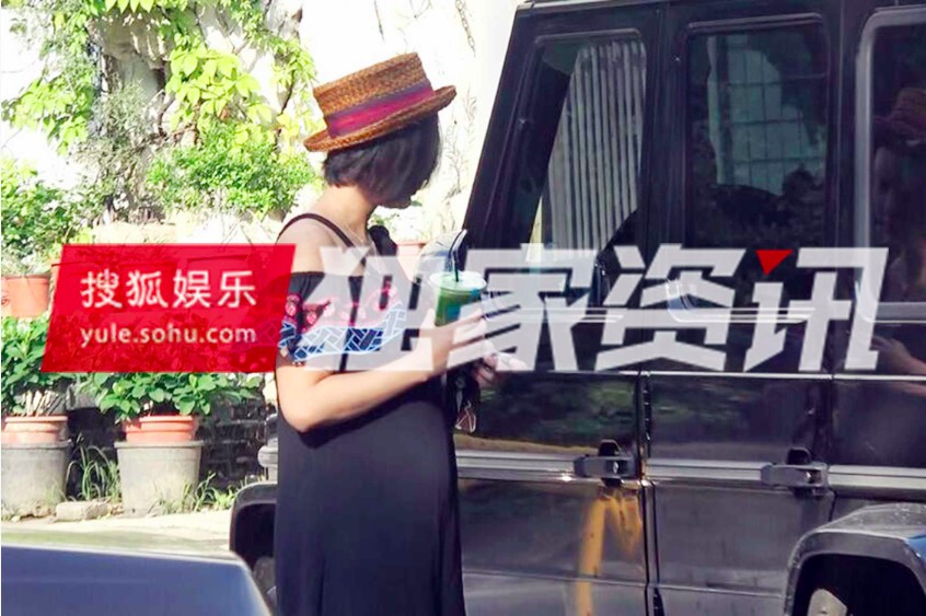 袁弘穿花衬衫和孕妇张歆艺同框,两人看着像姐妹,穿衣越来越像