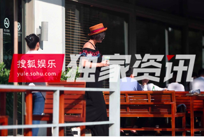 袁弘穿花衬衫和孕妇张歆艺同框,两人看着像姐妹,穿衣越来越像