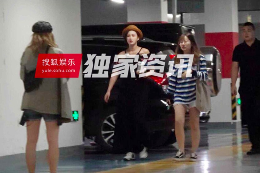 袁弘穿花衬衫和孕妇张歆艺同框,两人看着像姐妹,穿衣越来越像