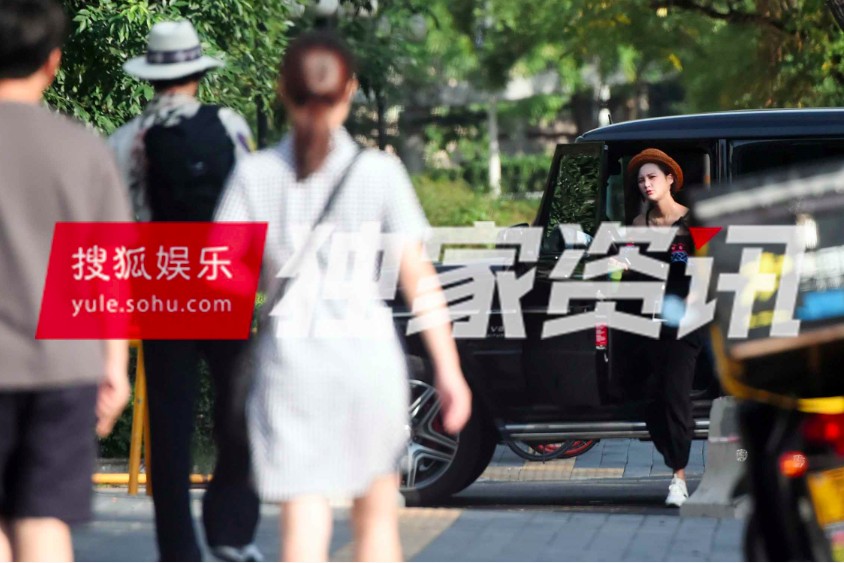 袁弘穿花衬衫和孕妇张歆艺同框,两人看着像姐妹,穿衣越来越像