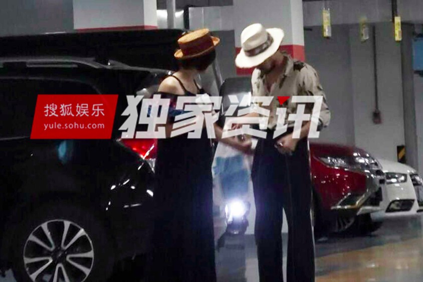 袁弘穿花衬衫和孕妇张歆艺同框,两人看着像姐妹,穿衣越来越像