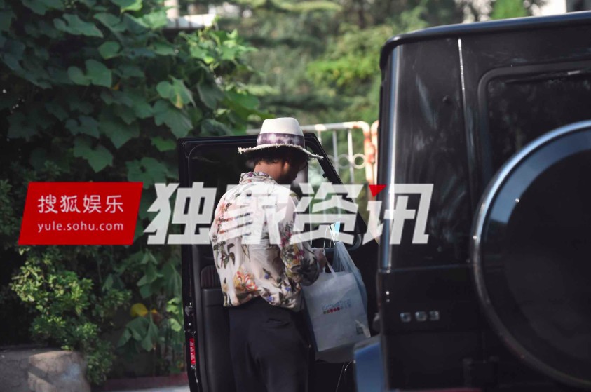 袁弘穿花衬衫和孕妇张歆艺同框,两人看着像姐妹,穿衣越来越像