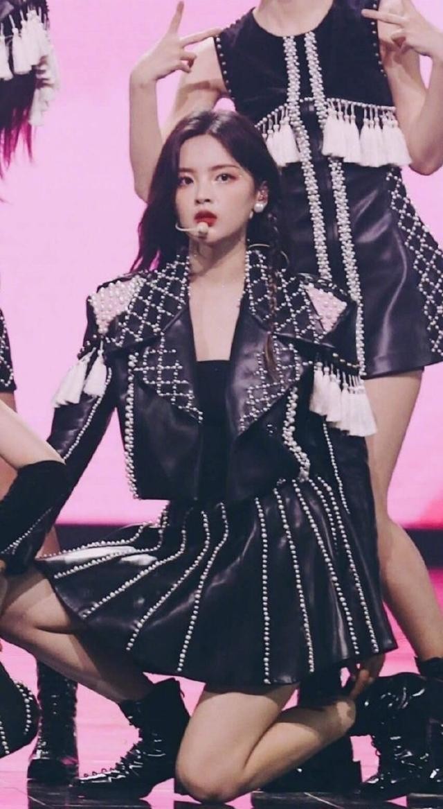 火箭少女101解散,杨超越发言痛哭后改认证为演员歌手,颜值绝了