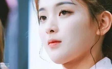 火箭少女101解散,杨超越发言痛哭后改认证为演员歌手,颜值绝了