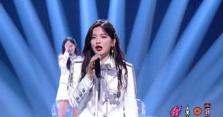 火箭少女101解散,杨超越发言痛哭后改认证为演员歌手,颜值绝了