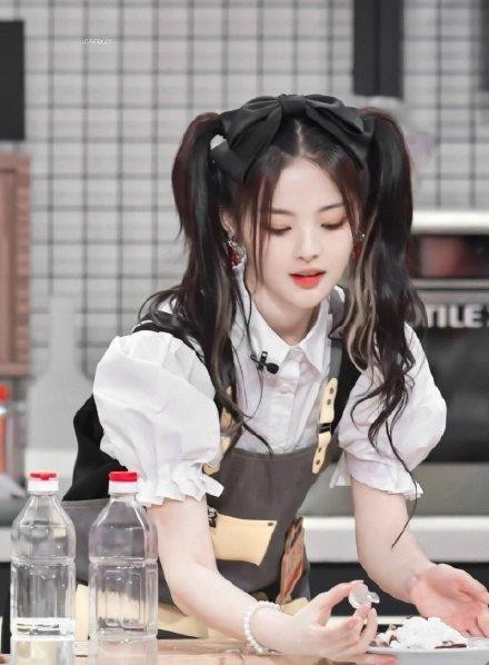 火箭少女101解散,杨超越发言痛哭后改认证为演员歌手,颜值绝了