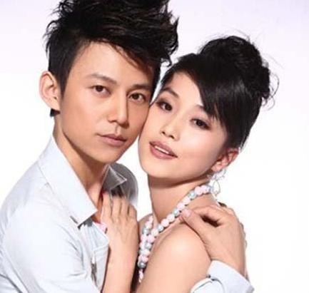 何炅隐婚妻子曝光,孩子都9岁了,网友:难怪李湘谢娜都不放眼里