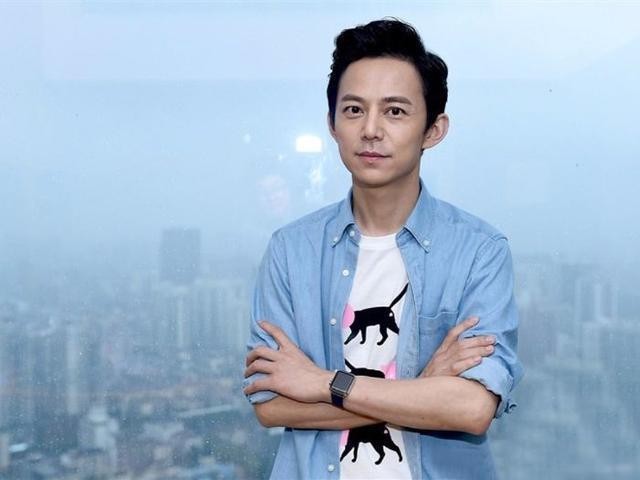 何炅隐婚妻子曝光,孩子都9岁了,网友:难怪李湘谢娜都不放眼里