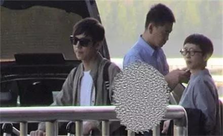 何炅隐婚妻子曝光,孩子都9岁了,网友:难怪李湘谢娜都不放眼里