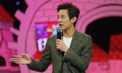 何炅隐婚妻子曝光,孩子都9岁了,网友:难怪李湘谢娜都不放眼里