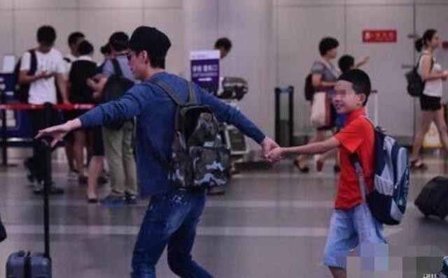 何炅隐婚妻子曝光,孩子都9岁了,网友:难怪李湘谢娜都不放眼里