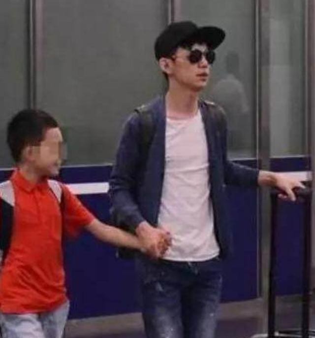 何炅隐婚妻子曝光,孩子都9岁了,网友:难怪李湘谢娜都不放眼里