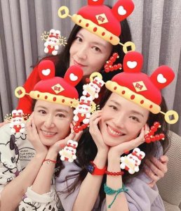 47岁林心如晒庆生照秀巨型钻石婚戒,被霍建华搂怀中合影一脸娇羞