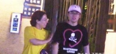 郭麒麟生母胡中惠首次曝光,两人有说有笑,母子关系非常亲密