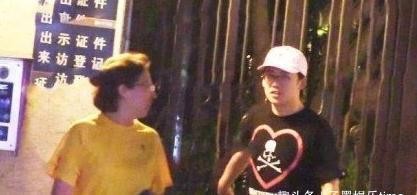 郭麒麟生母胡中惠首次曝光,两人有说有笑,母子关系非常亲密