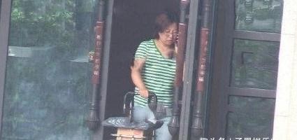 郭麒麟生母胡中惠首次曝光,两人有说有笑,母子关系非常亲密