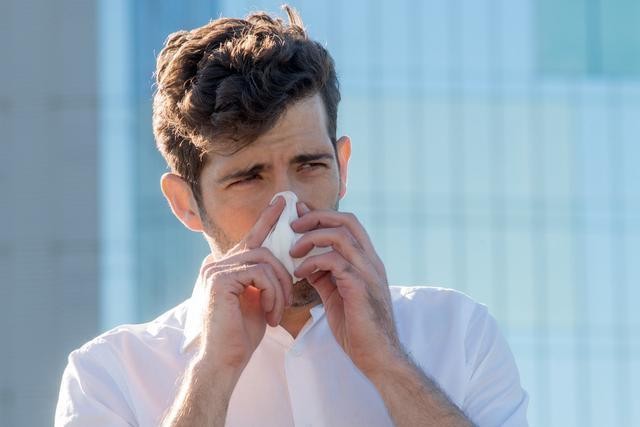 吸烟成瘾的人，身体出现4个迹象，是肺“亮起红灯”，最好去查查