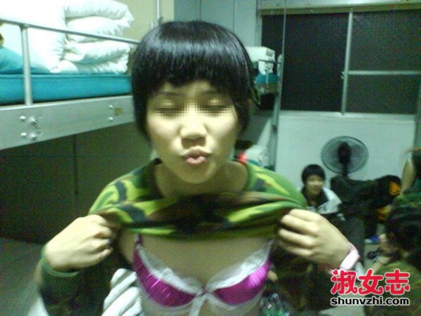 女中士掀起军服露出胸罩 女中士掀起军服露出胸罩