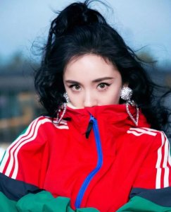 明星耳朵上戴的是什么东西(明星耳朵上戴的耳机是干什么用的)