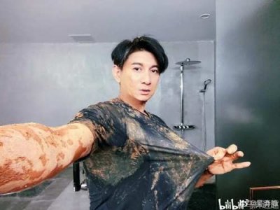 吴奇隆被保安当成坏人按倒 吴奇隆蒙面偷袭杨洋 却被保安当坏人按倒 太险