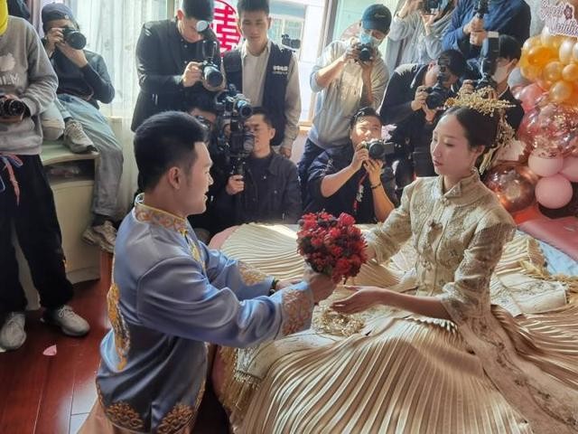 石智勇大婚!坐劳斯莱斯接亲傻笑,漂亮新娘像王鸥+1米75比他还高