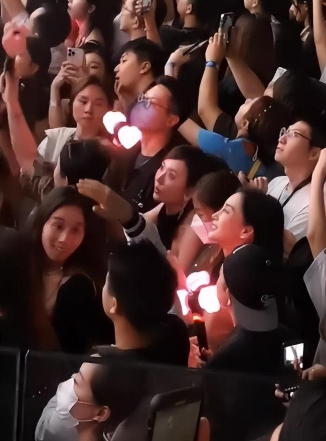 baby与四太同框打招呼 何猷君何超欣同在场