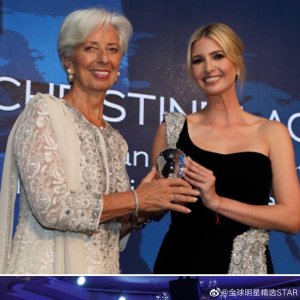 伊万卡·特朗普盛装出席颁奖礼,斜肩礼服尽显迷人风采