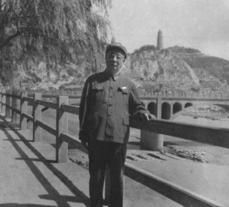 ​山东军区下辖5个军区，他资格最老被授少将，其他三位被授上将