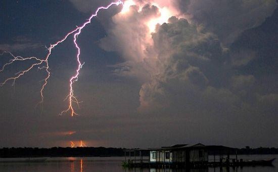 世界上最惊险的村庄，1小时发生雷击280次，竟成了游客的观赏之地